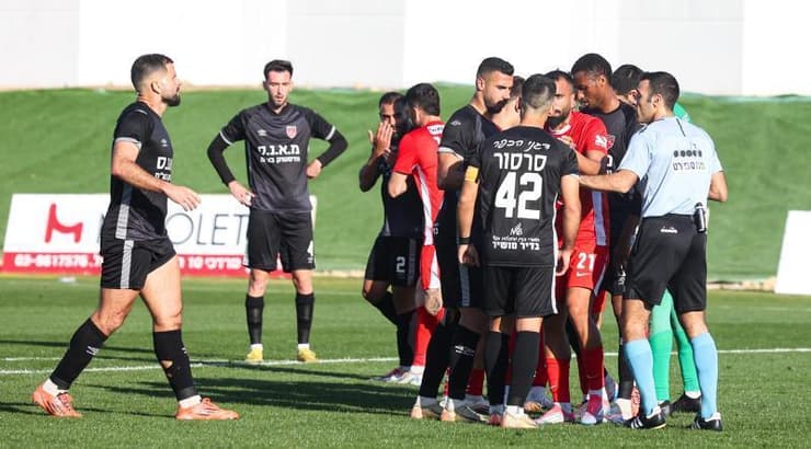 שחקני כפר קאסם זועמים (שחר גרוס) שחקני כפר קאסם זועמים