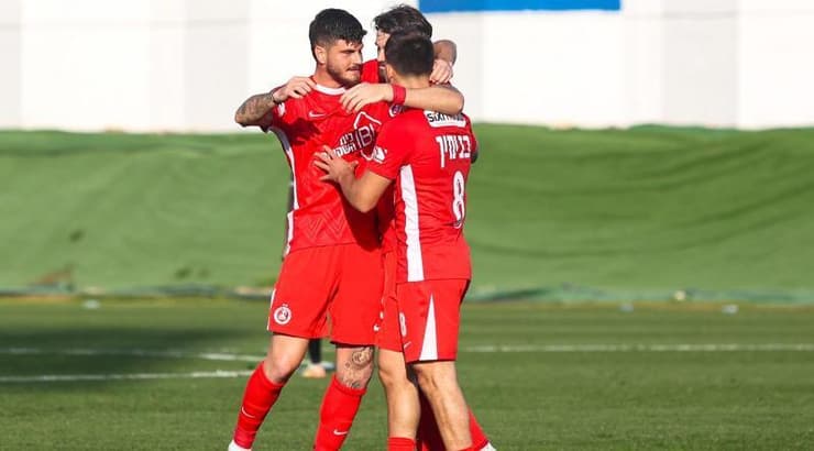 שחקני הפועל תל אביב חוגגים (שחר גרוס) שחקני הפועל תל אביב חוגגים