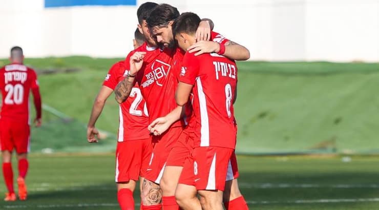 שחקני הפועל תל אביב מאושרים (שחר גרוס) שחקני הפועל תל אביב מאושרים