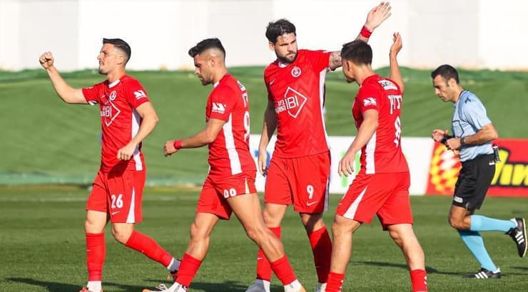 שחקני הפועל תל אביב מחבקים את מילאן מקאריץ' (שחר גרוס) שחקני הפועל תל אביב מחבקים את מילאן מקאריץ'