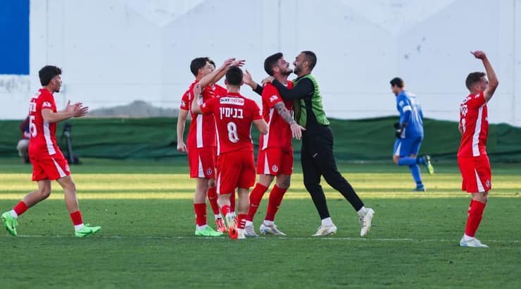 שחקני הפועל תל אביב בעננים (שחר גרוס) שחקני הפועל תל אביב בעננים