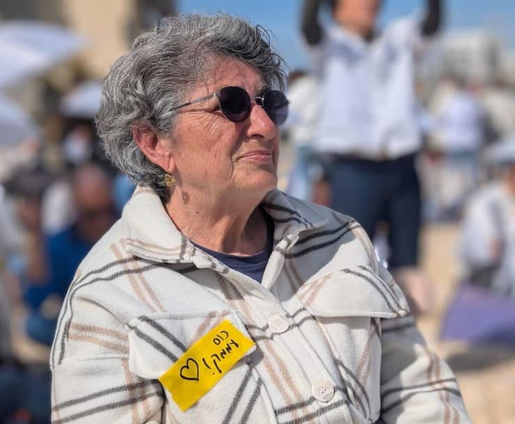 עדינה משה (צילום: משמרות 101 ) עדינה משה שחזרה מהשבי במחאה של משמרות 101 בכרמי גת