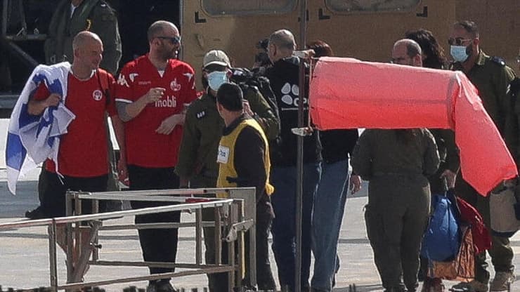 יאיר הורן במסוק בדרך לבית החולים (צילום: רויטרס/REUTERS/Ronen Zvulun) יאיר הורן במסוק בדרך לבית החולים