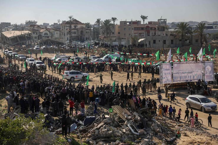 העברת  יאיר הורן, שגיא דקל-חן וסשה טרופנוב לצלב האדום