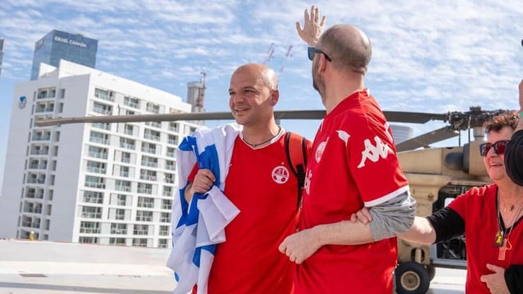 אוהד מושבע של הפועל באר-שבע. יאיר הורן (מימין) עם אחיו (צילום: דובר צה"ל) יאיר הורן בבית החולים איכילוב