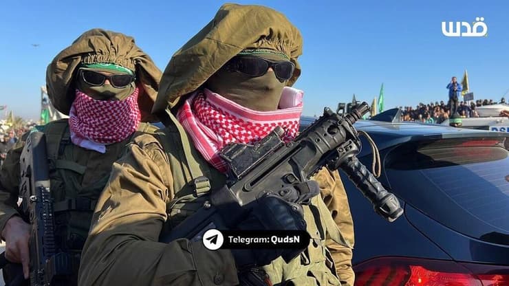 מחבלים עם מדי צה"ל בהעברת החטופים לצלב האדום