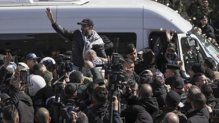 חגיגות שחרור הרוצחים ברמאללה. "נאיפה גורש, מקווה שלא יאריך ימים" (צילום: AP/Mahmoud Illean) חגיגות בזמן שחרור האסירים הביטחוניים לרמאללה