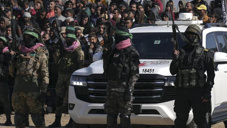 העברת  יאיר הורן, שגיא דקל-חן וסשה טרופנוב לצלב האדום