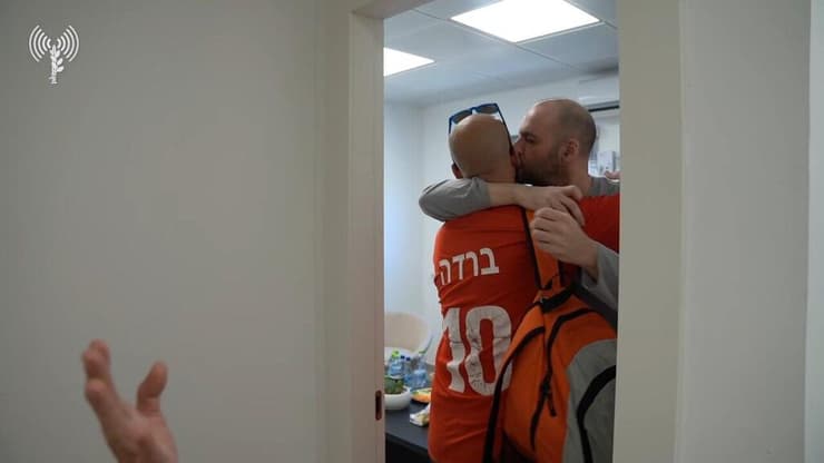 צילום: דובר צה"ל יאיר הורן נפגש עם משפחתו לראשונה