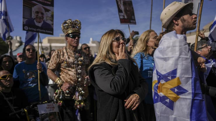 כיכר החטופים בזמן שחרור יאיר הורן, שגיא דקל-חן וסשה טרופנוב