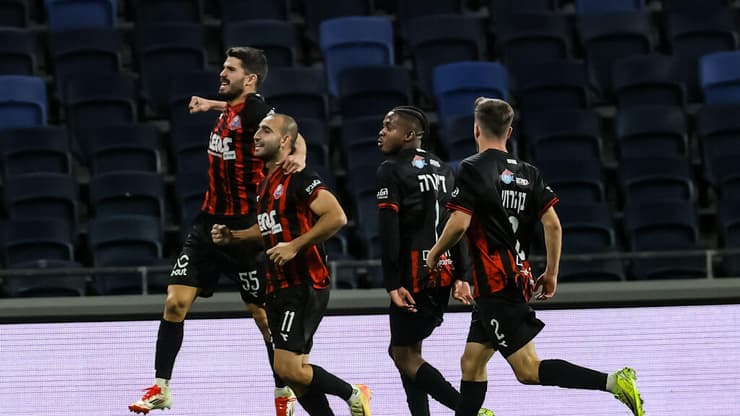 חוגי חוגג עם החברים (צילום: גיל נחושתן) חוגי חוגג עם החברים