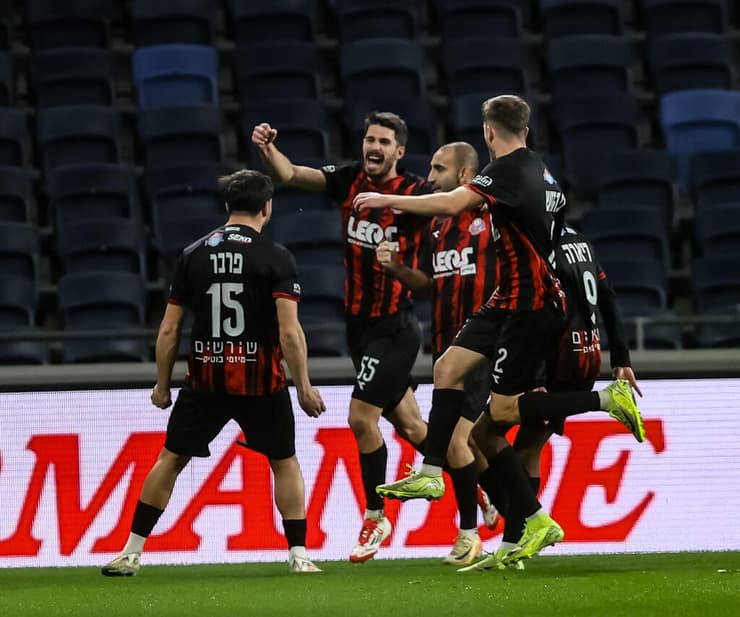 אפילו השתדרגו. שחקני הפועל חיפה חוגגים עם חוגי (צילום: גיל נחושתן) חוגי חוגג עם החברים