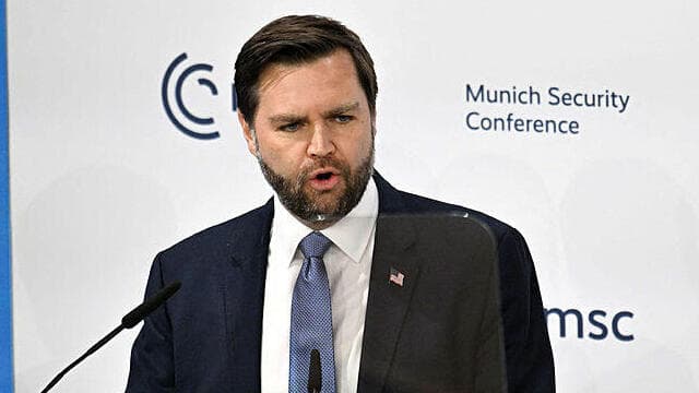 סגן נשיא ארה"ב ג'יי די ואנס נואם בוועידת הביטחון במינכן