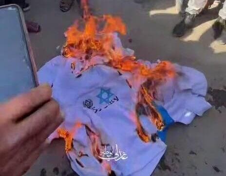 אסירים ביטחוניים שורפים את הטרנינגים עם דגלי ישראל בהם הולבשו בכלא קציעות