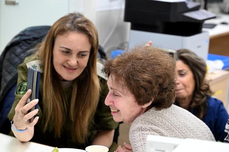 סשה טרופנוב בשיחת וידאו עם סבתו