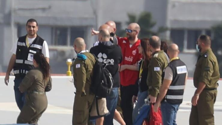 יאיר עם החולצה האדומה (צילום: מוטי קמחי) החדר שמחכה ליאיר הורן באיכילוב