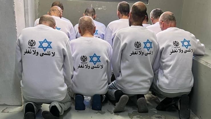 הבגדים שאיתם השתחררו האסירים הפלסטינים בשבוע שעבר אסירים ביטחוניים משתחררים מכלא קציעות