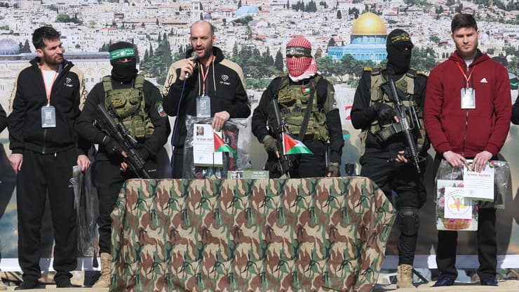 העברת  יאיר הורן, שגיא דקל-חן וסשה טרופנוב לצלב האדום