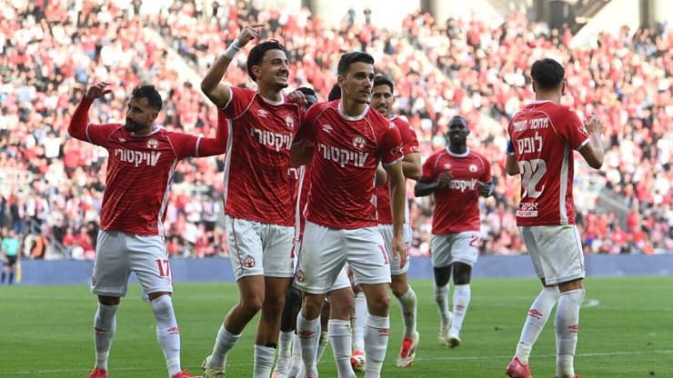 החגיגות האדומות על המגרש (צילום: הרצל יוסף) הפועל באר-שבע - עירוני טבריה