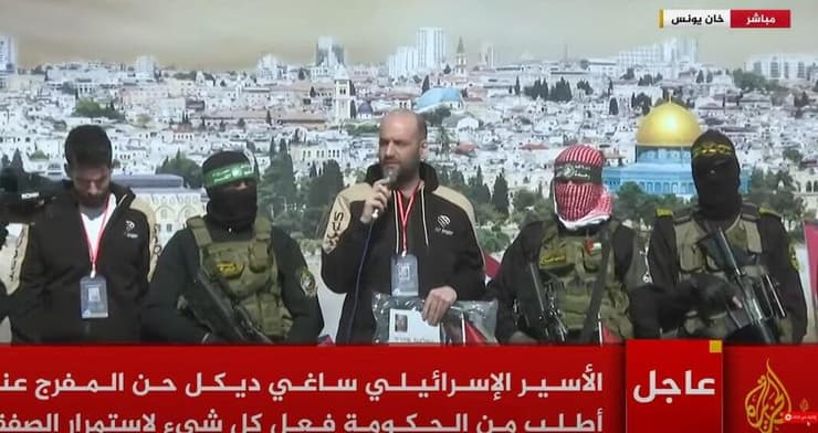 יאיר הורן (במרכז), הבוקר בחאן יונס העברת יאיר הורן, שגיא דקל-חן וסשה טרופנוב לצלב האדום