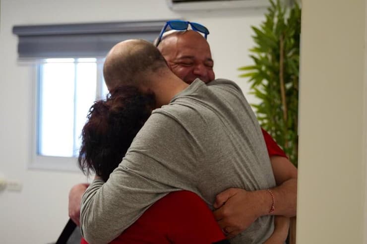  יאיר הורן נפגש עם משפחתו לראשונה