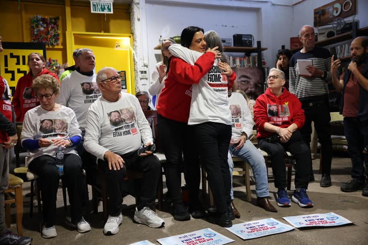 חברים ובני משפחה של יאיר הורן צופים בשחרורו (צילום: טל שחר) התאספות חברים ומשפחה של יאיר הורן בכפר סבא לקראת שחרורו