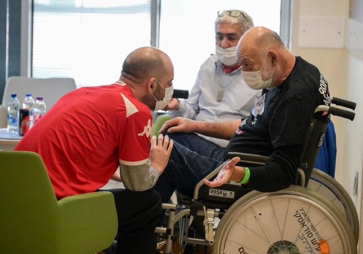 יאיר הורן פוגש את משפחתו בבית החולים איכילוב