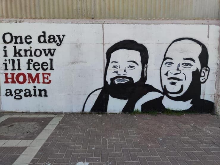 "יום אחד נחזור הביתה". גרפיטי של יאיר ואיתן הורן מחוץ לטרנר (צילום: שי מוגילבסקי) גרפיטי של יאיר ואיתן הורן מחוץ לטרנר