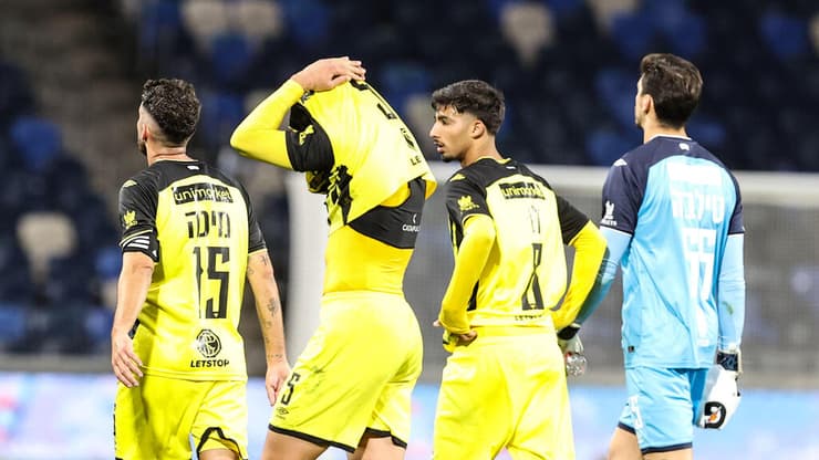 שחקני בית"ר, אתמול בסמי עופר (צילום: גיל נחושתן) הפועל חיפה - בית"ר ירושלים