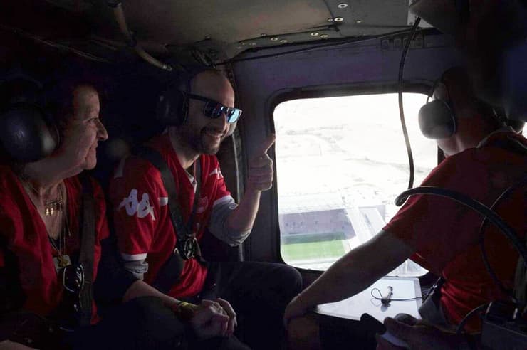 יאיר הורן ומשפחתו בדרך לבית החולים איכילוב