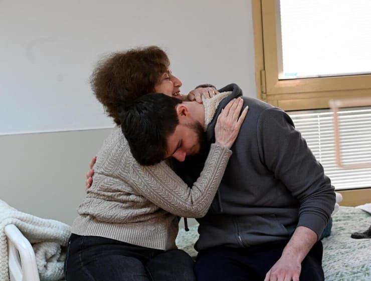 סשה טרופנוב פוגש את סבתו