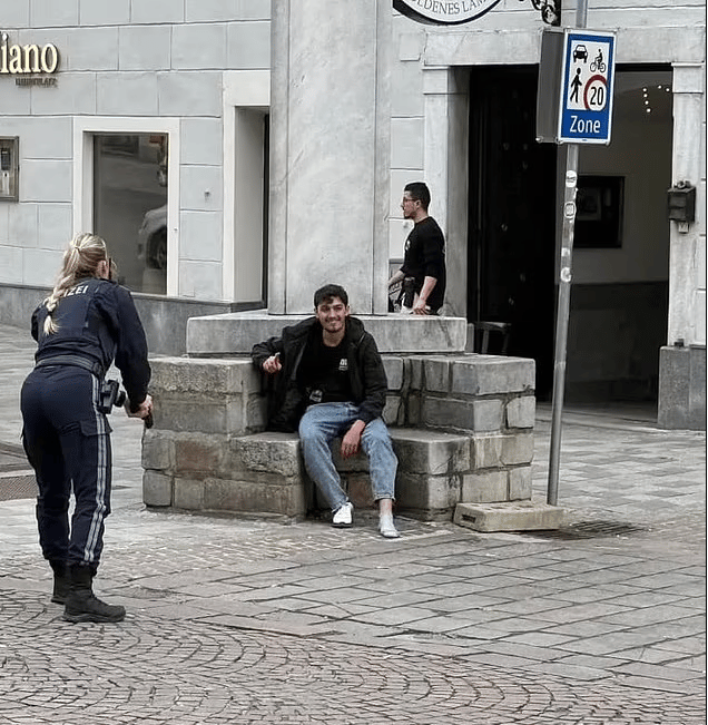 המחבל שרצח נער בן 14 באוסטריה מבקש מקלט סורי מחייך אחרי פיגוע דקירה באוסטריה