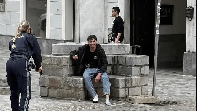 מבקש מקלט סורי מחייך אחרי פיגוע דקירה באוסטריה