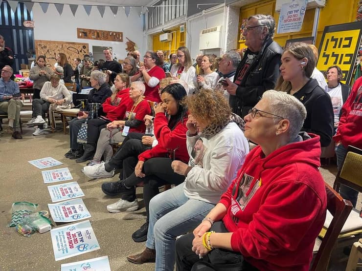 "הוא חצי". מחכים ליאיר בכפר סבא (צילום: ליהיא גורדון ) החברים ומשפחה של יאיר הורן בכפר סבא בזמן שחרורו