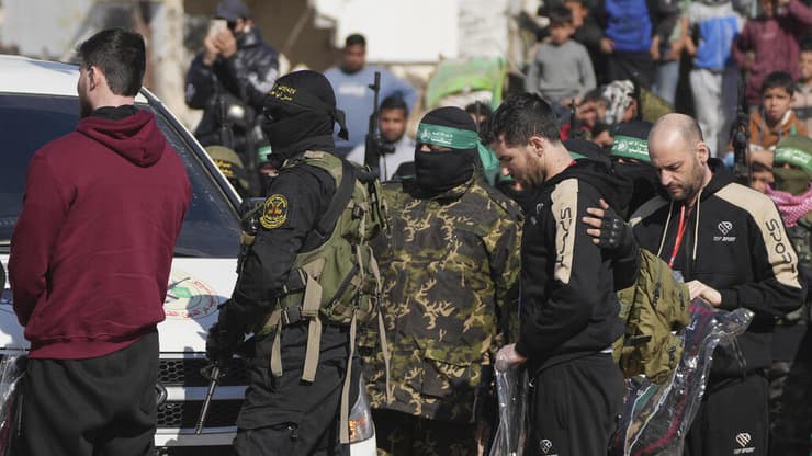 העברת  יאיר הורן, שגיא דקל-חן וסשה טרופנוב לצלב האדום