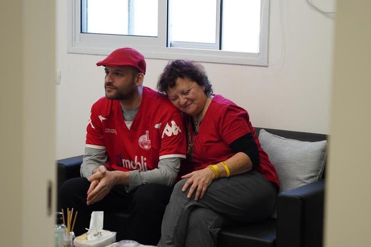  יאיר הורן נפגש עם משפחתו לראשונה