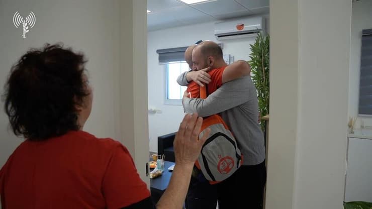 צילום: דובר צה"ל יאיר הורן נפגש עם משפחתו לראשונה