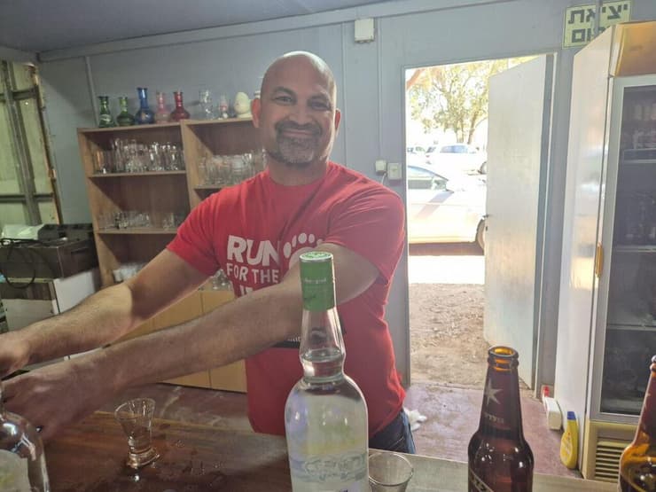 החברים של שגיא דקל-חן, יאיר הורן וסשה טרופנוב פתחו את הבר בניר עוז לכבודם