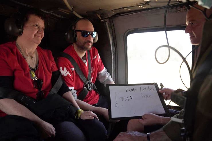 יאיר הורן ומשפחתו בדרך לבית החולים איכילוב (צילום: דובר צה"ל) יאיר הורן ומשפחתו בדרך לבית החולים איכילוב