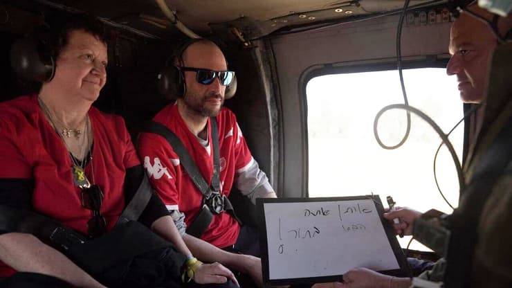 המסר של יאיר לאחיו, מהמסוק בדרך לבית החולים (צילום: דובר צה"ל) יאיר הורן ומשפחתו בדרך לבית החולים איכילוב