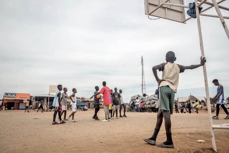 נערים מרואנדה משחקים כדורסל במחנה פליטים באוגנדה. המלחמה התעוררה שוב (צילום: SOPA Images/LightRocket via Getty Images) מחנה פליטים של נערים מרואנדה