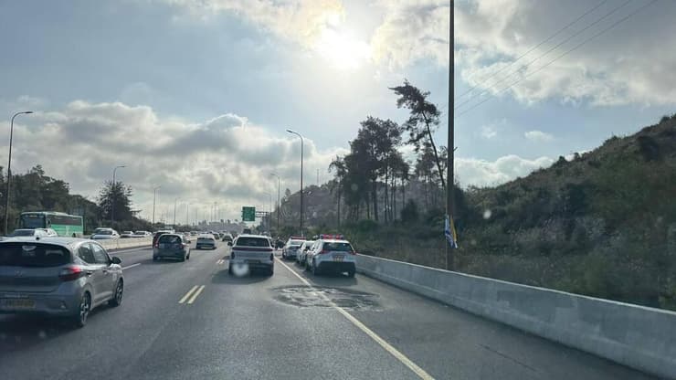 זירת הדריסה בכביש 1 נהג רכב דרס שוטר תנועה בכביש 1 ונמלט מהמקום