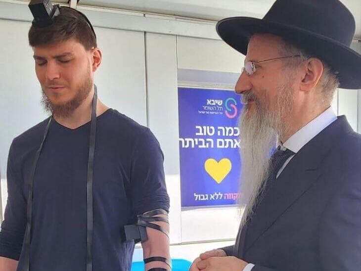 סשה טרופנוב מניח תפילין עם רבה הראשי של רוסיה הרב לאזאר