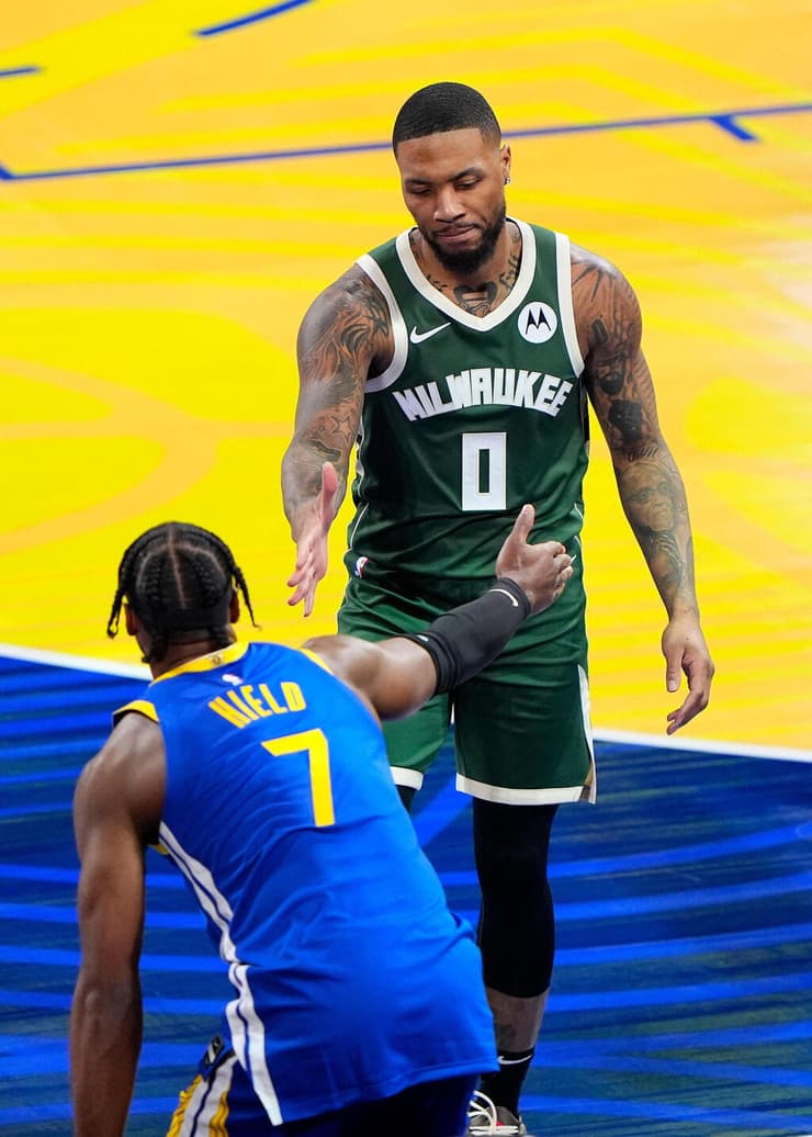 הילד מנסה לנחם את לילארד המאוכזב