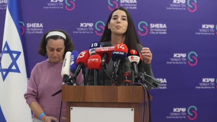 ספיר כהן וילנה טרופנוב (צילום: מוטי קמחי) הצהרה לתקשורת של משפחות שורדי השבי שגיא דקל-חן וסשה טרופנוב בבית החולים שיבא