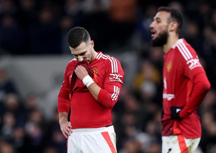 האדומים מתוסכלים (צילום: REUTERS/David Klein) האדומים מתוסכלים