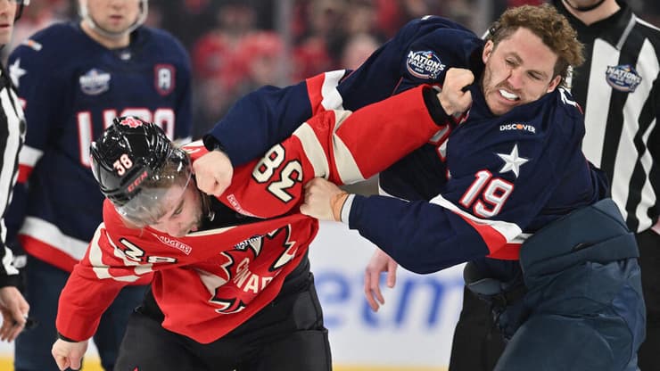 הקרב היזום. מתיו טשאקוק מול ברנדון הייגל (צילום: Minas Panagiotakis / GETTY IMAGES NORTH AMERICA / AFP) הקרב היזום. מתיו טשאקוק מול ברנדון הייגל