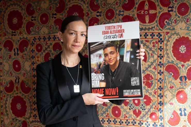 יעל, אימו של עידן אלכסנדר עם תמונתו (צילום: יובל חן ) ורדה ויעל אלכסנדר