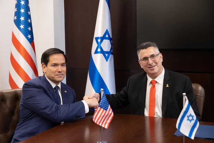 מזכיר המדינה רוביו נפגש עם שר החוץ גדעון סער. אמר כבר ב-2023: "אנשים שחוגגים אצלנו את מה שחמאס עשה צריכים ללכת מכאן" (צילום: אלכס קולומויסקי) שר החוץ גדעון סער פגישה עם מרקו רוביו מזכיר המדינה של ארה"ב ב ירושלים
