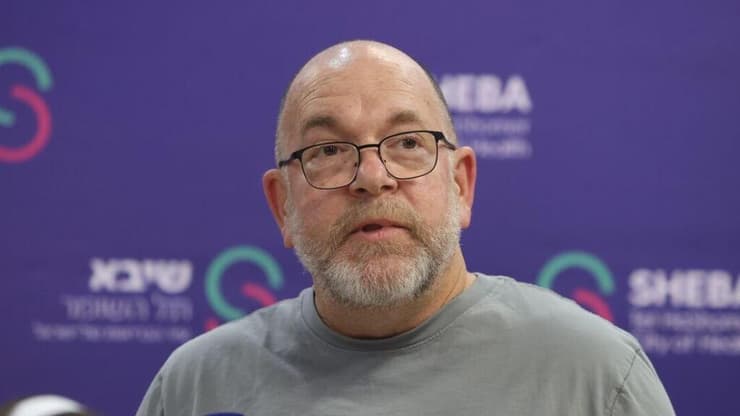 יונתן דקל-חן אבא של שגיא דקל-חןן  בהצהרה לתקשורת של משפחות שורדי השבי שגיא דקל-חן וסשה טרופנוב בבית החולים שיבא